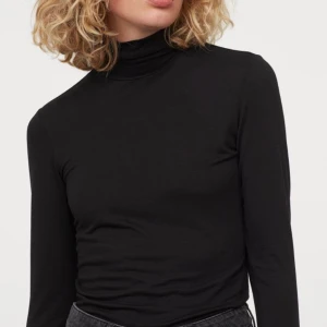 Svart polotröja - En vanlig svart polotröja, nästan helt ny, säljer på grund av att det inte riktigt va min stil men den är fin och enkel. Skriv för fler bilder. Ordinarie pris 199.