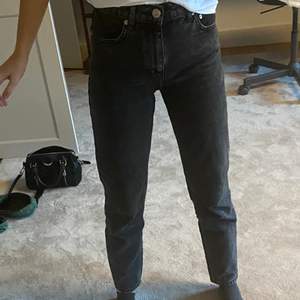 supersköna och SNYGGA jeans fån mango i storlek 32