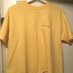 Jättefin gul t-shirt som inte blivit använd mycket och därför säljs! Storleken är one size men passar S-L beroende på hur tajt man vill att den ska sitta.
