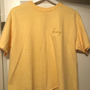 T-shirt från brandy melville  - Jättefin gul t-shirt som inte blivit använd mycket och därför säljs! Storleken är one size men passar S-L beroende på hur tajt man vill att den ska sitta.
