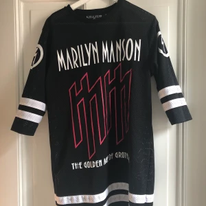 Marilyn Manson x killstar jersey  - Sparsamt använd, säljs inte längre. Unisex, jag har använt den som en klänning 💕