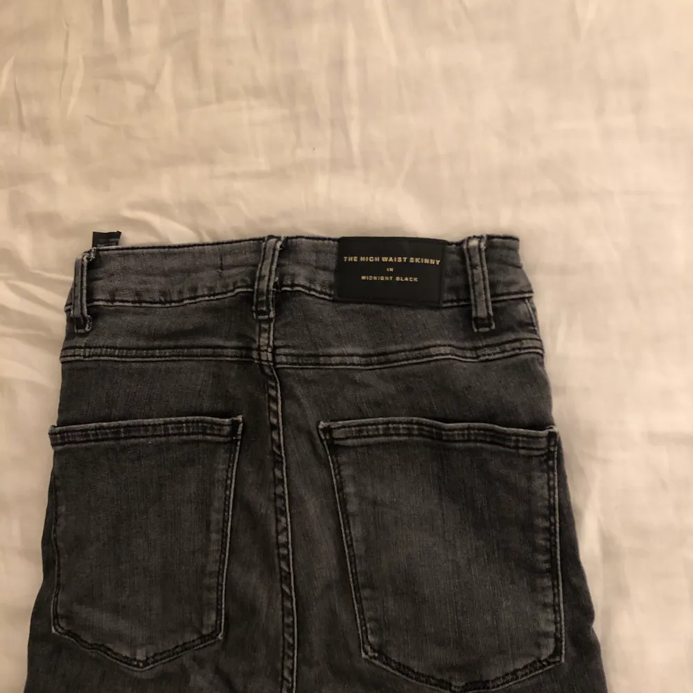 Säljer ett par fina jeans från Zara i storlek 34. De är använda ett fåtal gånger så de är i väldigt fint skick.. Jeans & Byxor.