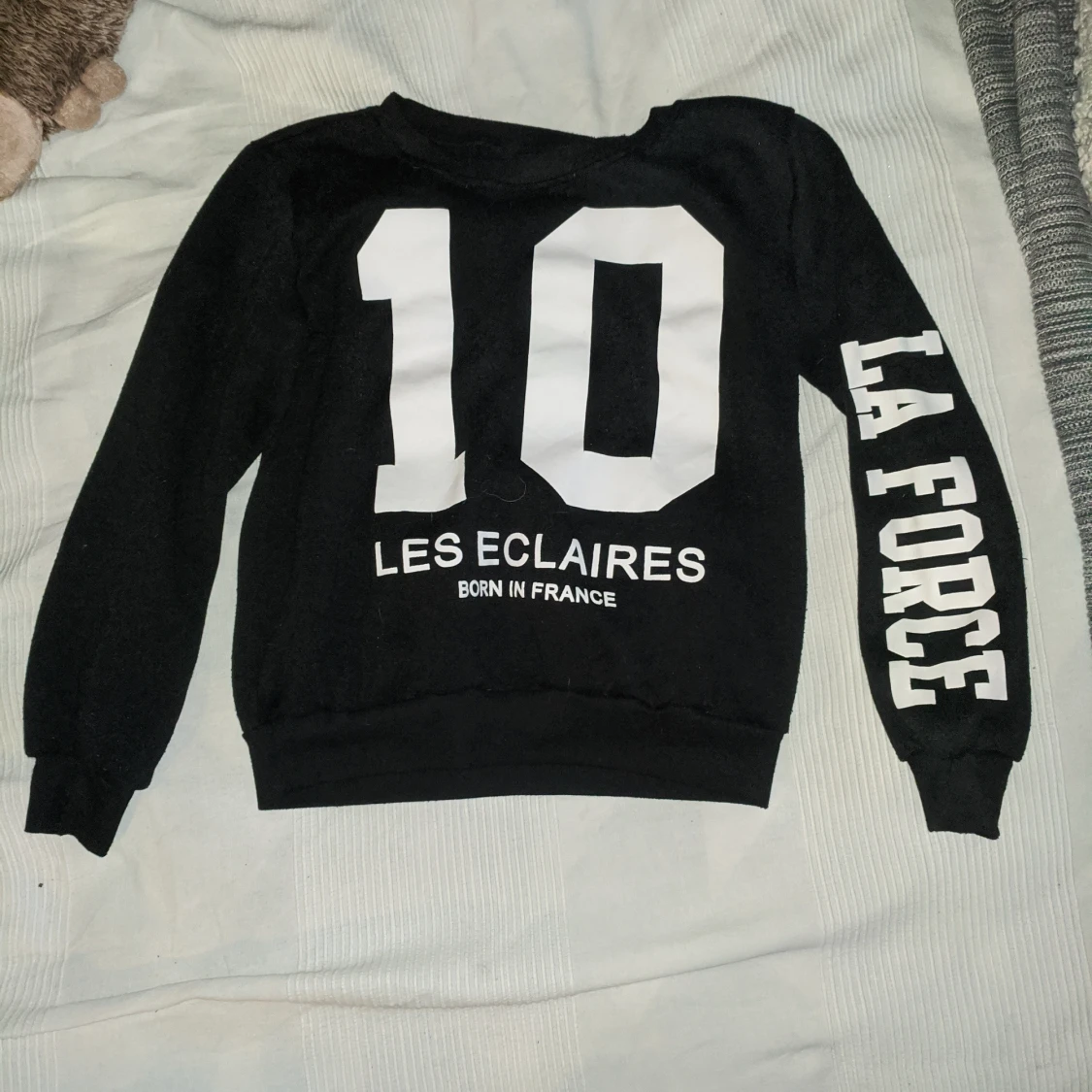 Svart tröja med tryck