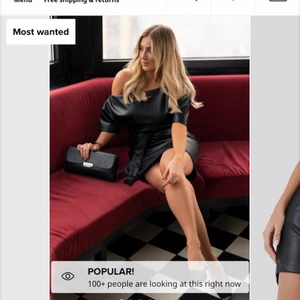 Skinnklänning  - Skitsnygg skinnklänning från Hanna Fribergs kollektion. Helt slutsåld och använd 1 gång. Storlek 36! 