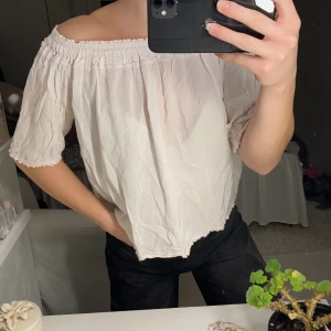 Off shoulder tröja - Superfin off shoulder tröja från Chelsea💕 Den är inte strykt på bilderna så den är sjuukt skrynklig, men om man vill ha bilder på den när den är strykt och fixad, löser jag det! Storlek XS