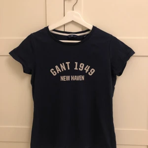 Gant t-shirt - Använd fåtal gånger och är i fint skick, nypris 350. Frakt ingår inte.