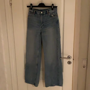 Monki jeans - Jättesköna jeans och bra passform! Fint skick, knappt användna. Highwaist och passar den som är ca 175cm eller längre. Färg: ljusblå Ordinarie pris: 400kr. Vid intresse, hör av er via kontakt! <3