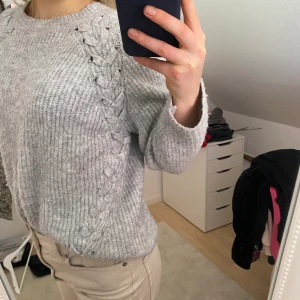 ZARA stickad tröja strl 150 - Mysig ZARA knitwear stickad tröja i ljusgrå. Använd ca 5 ggr.