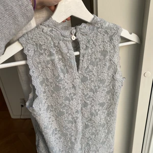 Rosemunde topp - Så fin topp från Rosemunde. Den är ljusgrå. Sparsamt använd. Tredje bilden är lånad!💕