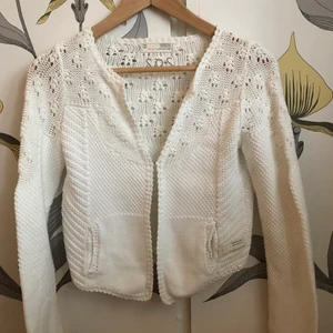 Kofta från Odd Molly - Kofta från Odd Molly Storlek: 0, Motsvarande en XS/S Material:  100% Bomull Inköpt på Odd Molly i Frölunda torg. Skick: Bra, förutom en hake som lossnats men detta syns inte. Mitt pris: 200kr inklusive frakt. 