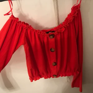 Off Shoulder topp storlek m passar S - Jättefin off shoulder topp från bikbok. Ribbat material i storlek M
