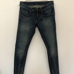Tiger of Sweden Jeans Slim modell 29/32” - Ett par Tiger of Sweden-jeans inköpta 2017 men nästintill oanvända. Slim-modell men väldigt stretchiga. Storlek 29/32.