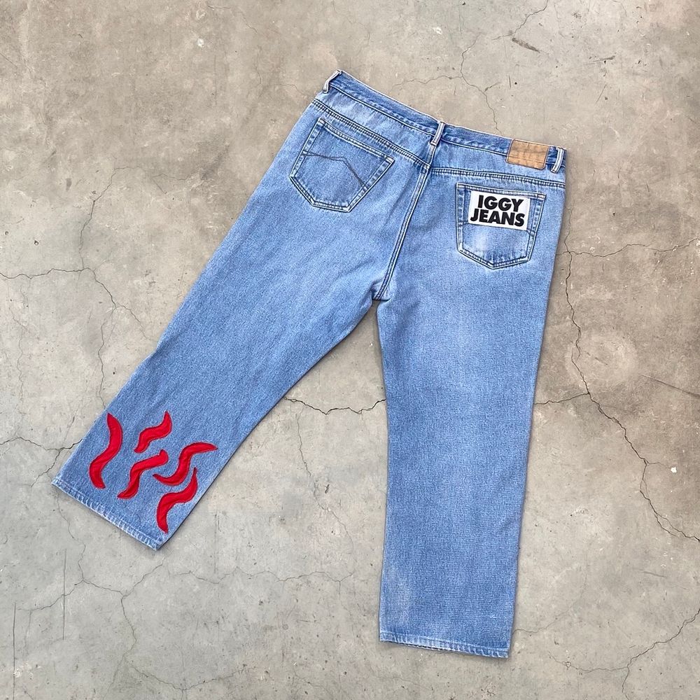Secondhand-jeans med rött Iggy Jeans mönster. En re-make av @iggyjeans i samarbete Philippa Parnevik. OBS! Jeansen är små i storlek! Dessa motsvarar ca storlek XL-XXL . Jeans & Byxor.