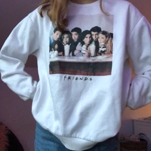 Friends sweat shirt - En otroligt fin friends sweatshirt från hm:) använd några gånger🤍 skriv till mig vid intresse eller vill ha mer bilder