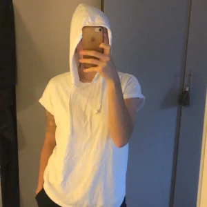 Urban Classic storlek S - Vit T-shirt med luva! Storlek S. 