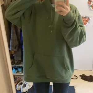 Carlings Hoodie - Jättelen mysig hoodie från Carlings! Jag är storlek S men den är storlek 2XL för att jag ville ha den oversized. Så skulle säga att den passar XS-2XL Använt någongång. 