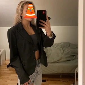 Mörkgrå oversized kavaj - Såsåså snygg men använder aldrig tyvärr. Den är mörkgrå och oversized på mig som har 36 i överdelar. Passar så bra med och utan hoodie under
