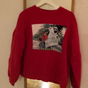 Sweetshirt  - Tröja köpt från Zalando för något år sedan med ET tryck på framsidan. Gillar verkligen men kommer inte till användning längre, bra skick!🥰😇 möts upp i Umeå eller fraktar mot betalning😊