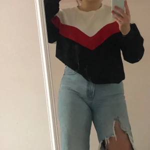 Cool sweatshirt - Säljer supersnygg sweatshirt för 100+44kr frakt. Sitter som en M/L men supersnygg på xs-S också så blir den mer oversized💕