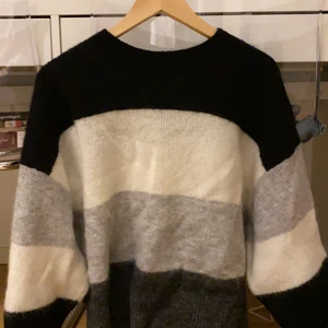 Mohair/woolblend tröja - Tröja i mohair/wool blend från H&M. Köpt för 500kr. Säljer för 100kr. Använd 1 gång.