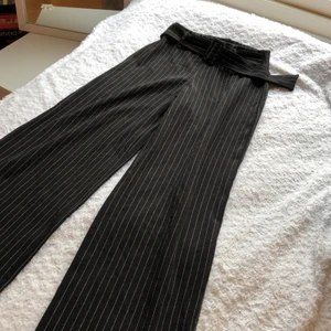 Randiga kostymbyxor med bälte  - Jättefina randiga kostymbyxor med bälte från boohoo. Aldrig använda. Säljer pga att de aldrig kommer till användning. 