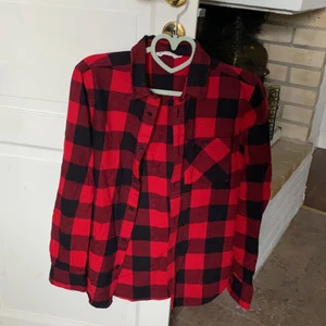 Flanellskjorta  - Den är i barnstolen 164 men jag skulle säga att den sitter som en S. Den är i super bra skick och jag kan mötas upp i Stockholm eller skicka men isf står köparen för frakten😝