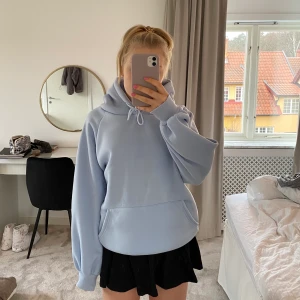 Ljusblå hoodie - En oversized, ljusblå hoodie från shein. Aldrig använd. Frakten ingår i priset.❤️