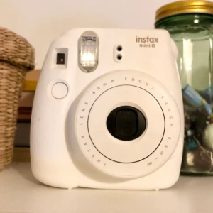 instax mini 8 kamera - Vit instax mini 8 kamera från Fujifilm. Funkar toppen men säljer pga att den aldrig kommer till användning. 💞Spårbar frakt tillkommer på 63kr!💞 kan självklart skicka fler bilder☺️