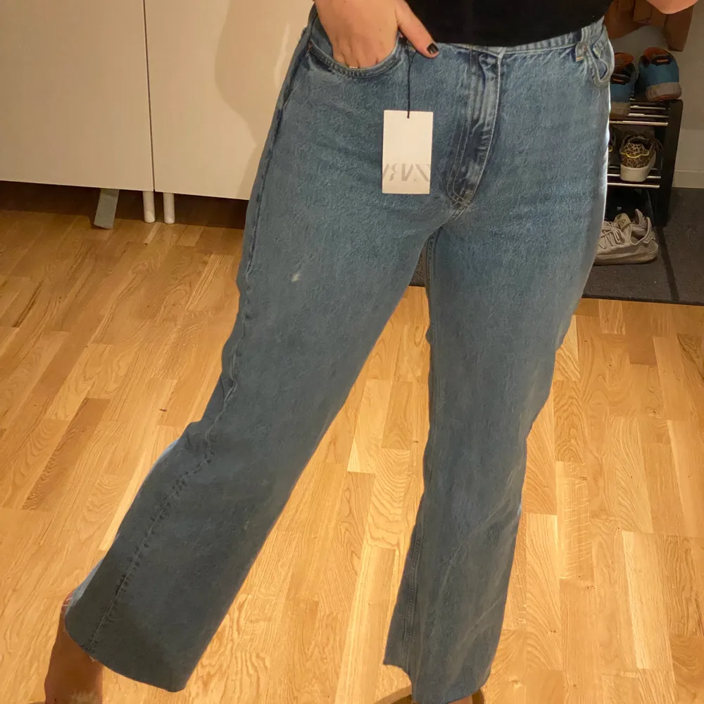 Helt nya jeans från Zara i modell 6045/226/400. Storlek 44 men skulle säga mer en 42. Det är full length på dem så det går lätt att klippa dem om de skulle vara för långa! Frakt tillkommer 🤍. Jeans & Byxor.