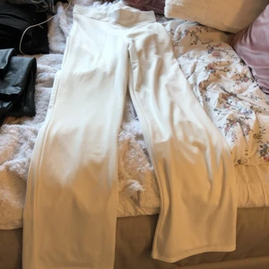 Vita kostymbyxor  - Vita kostymbyxor, använda en gång. Köpta på Nelly. Väldigt sköna