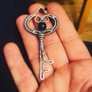 Hängsmycke - Handgjort hänge av najtråd, spoltråd och pärla