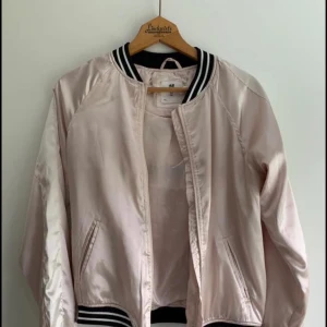 Jacka från h&m - Oanvänd jacka köpt på h&ms barnavdelning men passar storlek XS