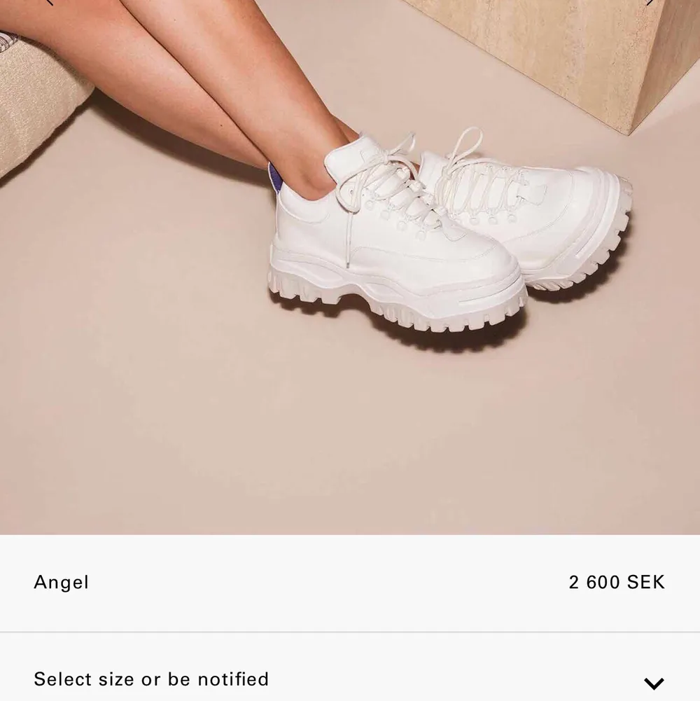 Eytys Angel sneakers i vitt lack. Skorna är använda ett fåtal gånger. Köpta på Nathalie Schuterman. Skor.