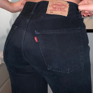 Levis 501!!! - Super snygga svarta Levis 501 med hål på knäna! Rejäla och har inte alls tappat formen än då jag knappt kunnat använda pga för liten storlek!! 