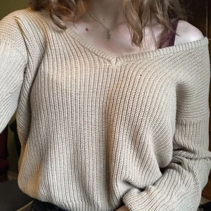 Stickad tröja - Stickad v-ringad tröja från NAKD. Använd fåtal gånger, därmed fint skick. Köparen står för frakten <3