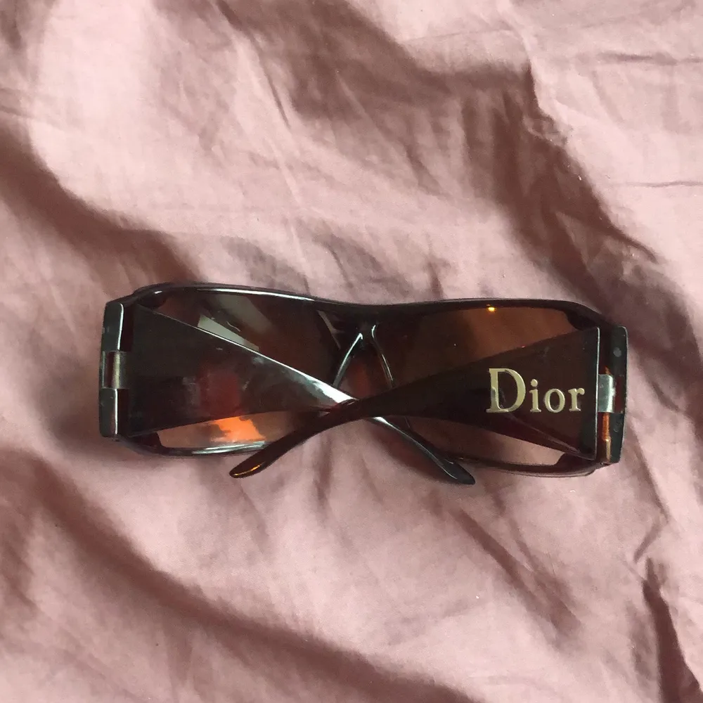 Dior-solglasögon med strass!!! Obs ej äkta! 2000s vibe🥰. Accessoarer.