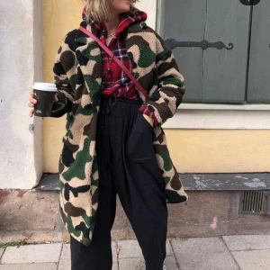 Militär jacka - Jätte fin och fluffig militär jacka som jag är jätte varm och långt.