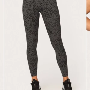 Stronger tights - Säljer ett par Strongertränings  tights som jag har använt 1 gång och såklart tvättade. Inget fel på utan jag har bara ett par andra som jag använder. Köparen står för frakt. De är i 34 och är tighta i midjan.