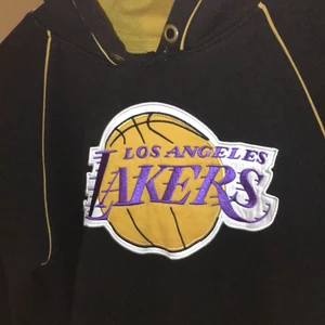 Lakers Hoodie  - En oversize Hoodie med tryck på som jag köpte för ett tag sen på någon idrotts butik, minns inte vilken! Stl är XXL men skulle säga att den sitter som en lite större M. Buda i kommentarena //
