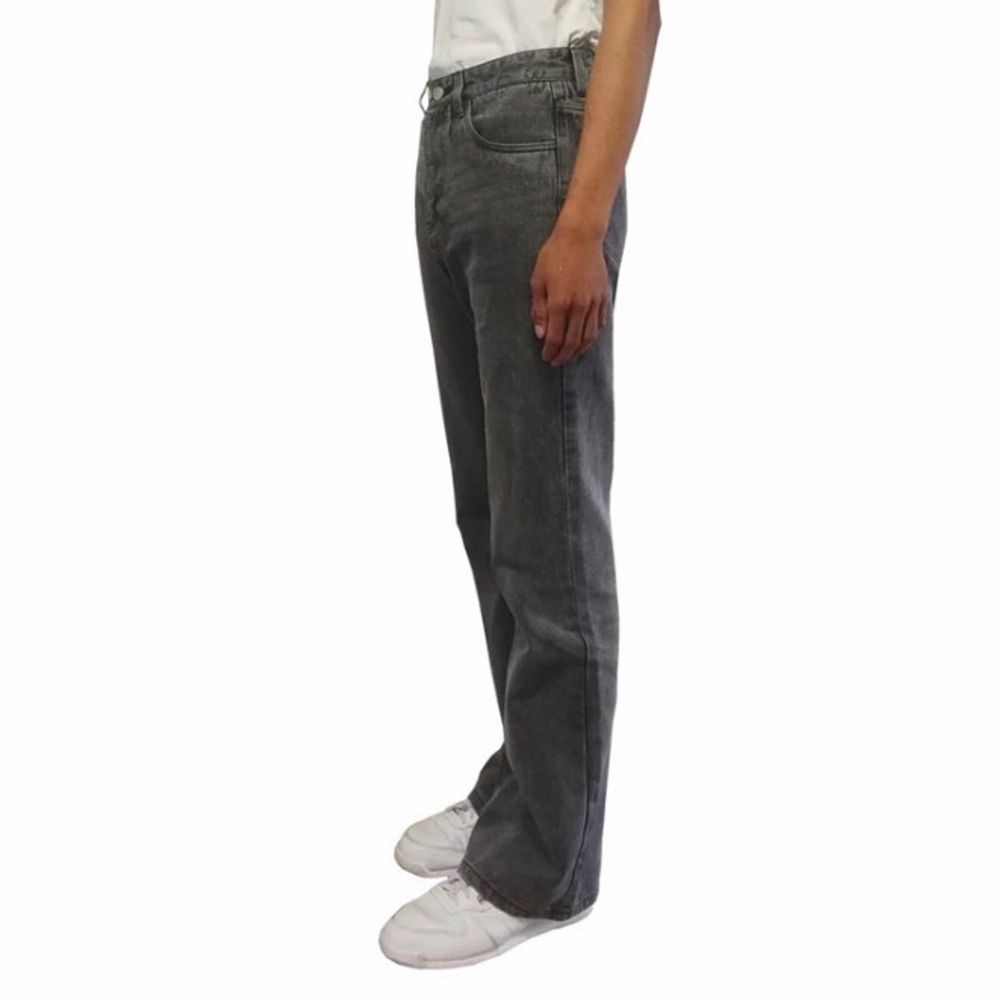 Washed Black Flared Denim Jeans, köpta på Exitus. Jeansen är unisex och i storlek M, passar någon som är lite längre än 170. Det är 10/10 i skick, ligger kvar i sin förpackning. Nypris: 900. Frakt är inkluderat i mitt pris. Skriv om fler frågor🤠👍🏽. Jeans & Byxor.