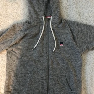 Tjocktröja - Grå luvtröja