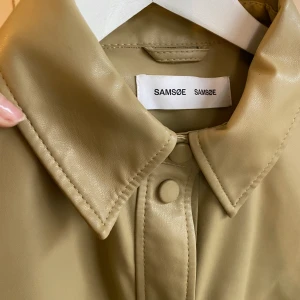 Klänning från SAMSOE - Helt oanvänd. Faux Leather. Storlek S! Nypris 2600kr