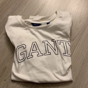 Gant t-shirt  - En Gant t-shirt i storlek S kan möjligtvis passa en M också, använd ett par få gånger. Säljer den för att detta inte är min stil längre och jag vill bli av med de utan att slänga. (Pris kan diskuteras) 
