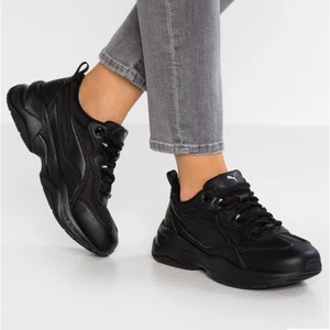 Pumaskor - Chunky sneakers från Puma som jag använt ca 4 gånger då jag tillslut insåg att de är för små för mig och fick beställa nya. Har en sula i gelé som gör de till de skönaste skorna jag har ägt! De heter Puma Cilia Sneakers black på Zalando där det finns bättre bilder. Nypris är 579 kr 🌸