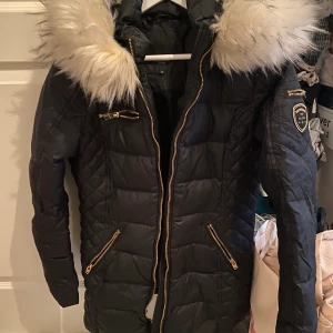 Rock and blue jacka - Rock and blue jacka storlek 38. Väldigt bra skick men använt därav priset. Pälsen är fejk! Köparen står för frakten. 