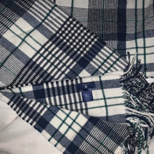 GANT stor ullhalsduk - Stor ullhalsduk från Gant. Rutigt mönster i blått, vitt och lite grönt. Observera att det ej är samma storlek som Gants klassiska halsdukar utan denna är större! 