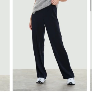 Trendiga kostymbyxor  - Dessa trendiga och klassiska kostymbyxorna från bikbok säljer jag nu i svart! Tyvärr är de lite för korta och passar inte riktigt mig:(( skönt material och riktigt snygga!! Väldigt sparsamt använda och jag skulle säga att de är nyskick:) storlek 38