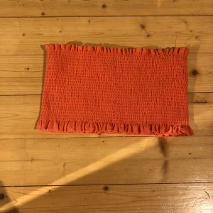 Tubetopp i korall  - Jättesöt tubetopp som tyvärr inte kommer till användning. Mycket bra skick. Frakt tillkommer💕