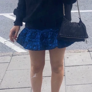 Glittrig blå kjol  - Använd få gånger, unik och snygg kjol