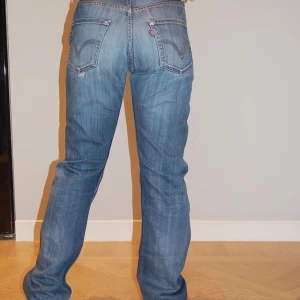 Levis vintage jeans  - Säljs från reproduce uf, Instagram @reproduce.uf kvinnlig modell:161 manlig modell:188      Jeansen har testats på personer som är både längre och har annorlunda midjemått och de sitter bra, hör av er vid frågor! Fast pris på 400 så det är först till kvarn som gäller.